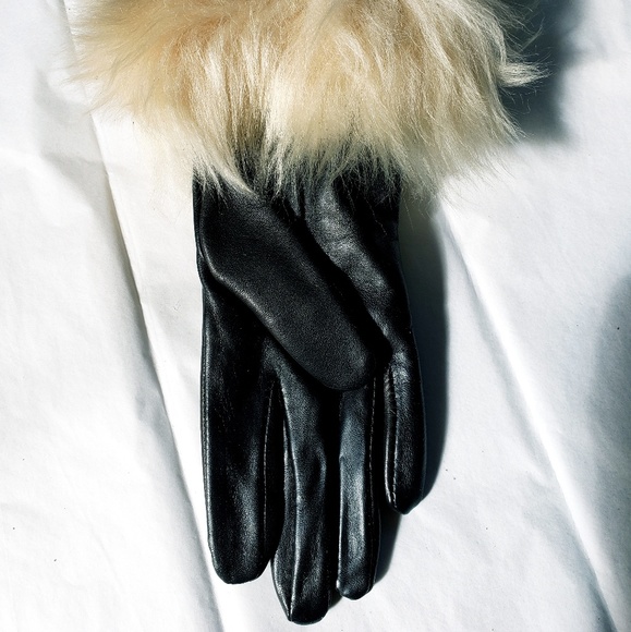SOLD 🥰NWT💗UGG Shearling Black Leather Gloves - Picture 7 of 8
